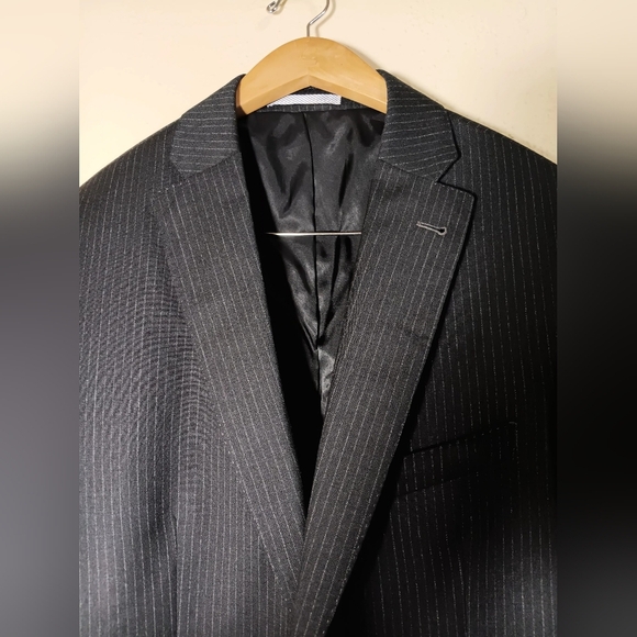 Elegant Charcoal Pinstripe Men's Blazer - Picture 15 of 16